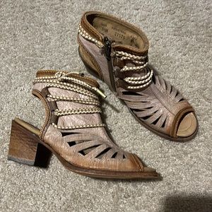 CORRAL WOMEN'S JESSICA LACE TALL TOP SANDALS